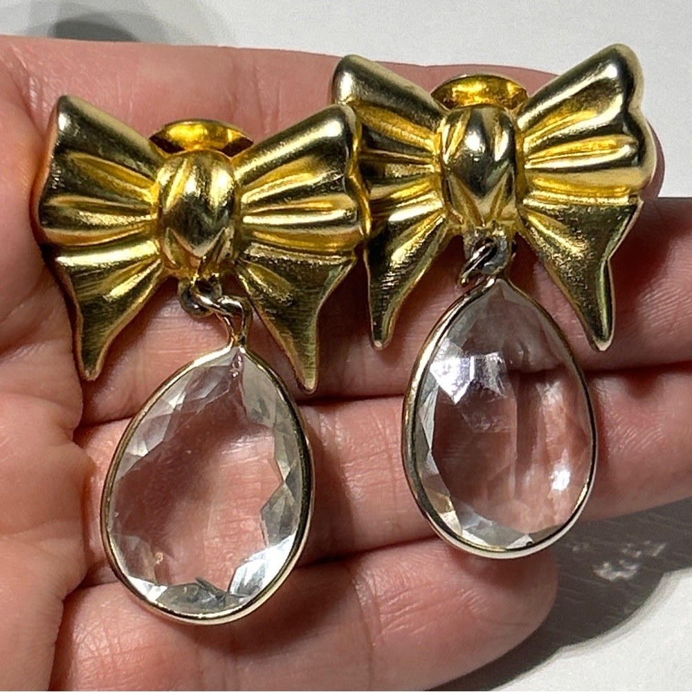 Vintage Jil Bari Gold Tone Bow With Dangling  Clear Rhinestones Clip Earrings - Picture 5 of 6
